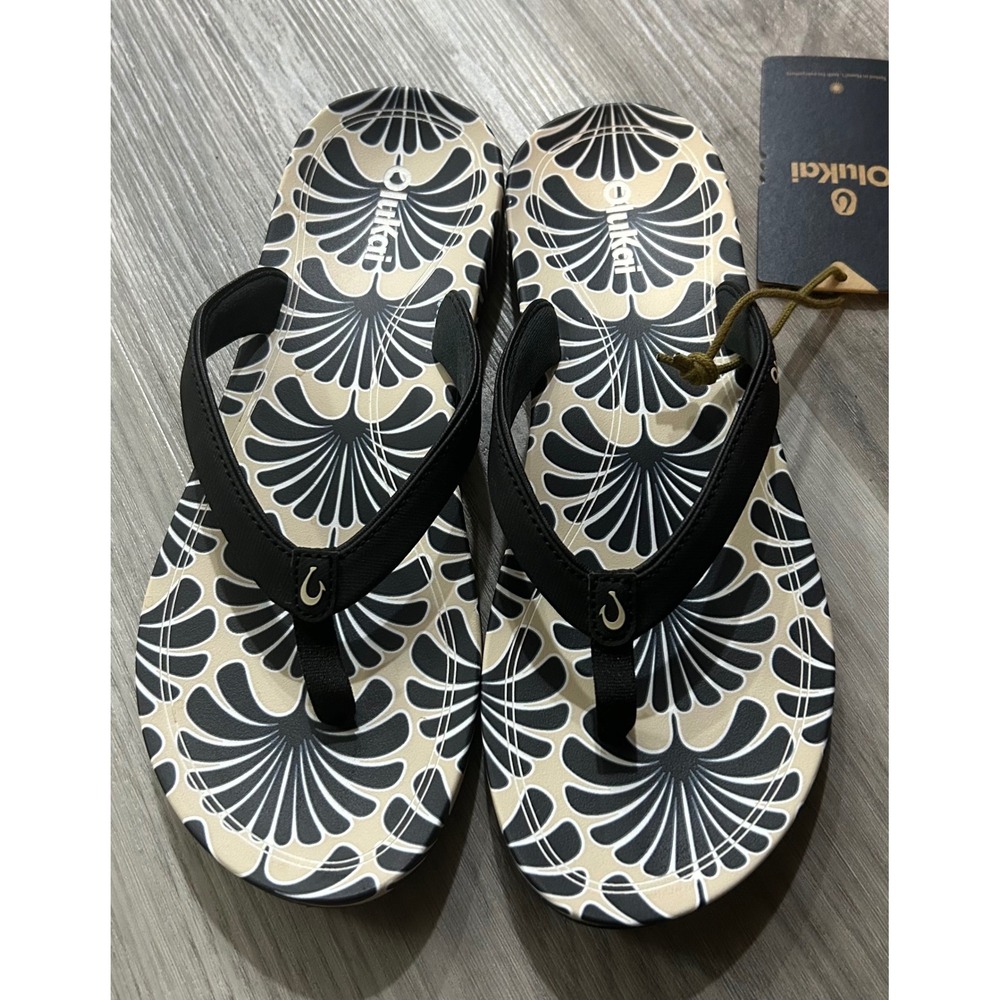 OluKai Womens U'i Synthetic Flip Flop Sandals 7 Black Tan Fan Pattern